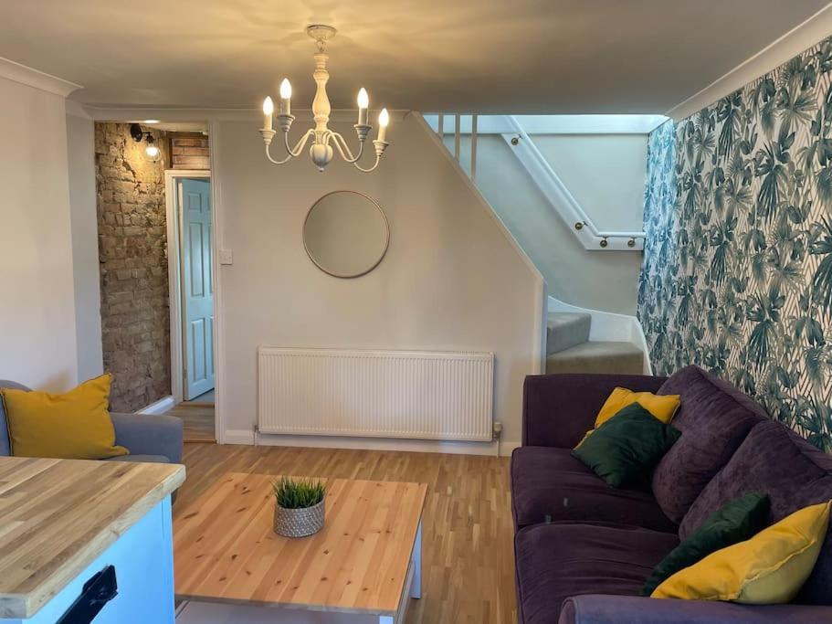 Stylish & Spacious 2 Storey, 3 Bed Apartment Gravesend Kültér fotó