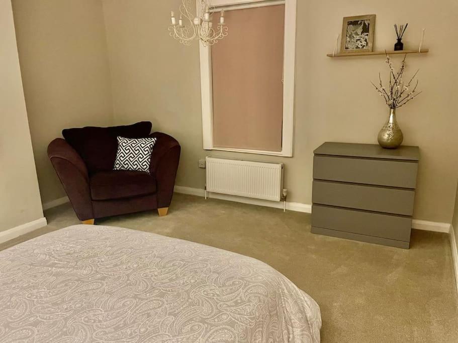 Stylish & Spacious 2 Storey, 3 Bed Apartment Gravesend Kültér fotó