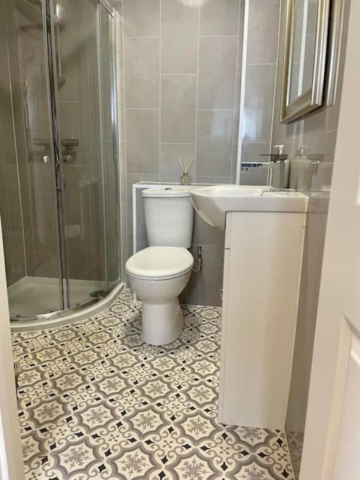 Stylish & Spacious 2 Storey, 3 Bed Apartment Gravesend Kültér fotó