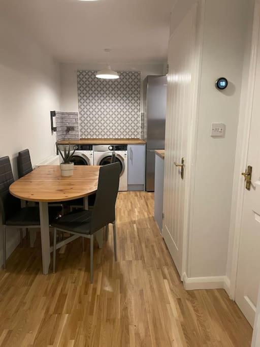 Stylish & Spacious 2 Storey, 3 Bed Apartment Gravesend Kültér fotó