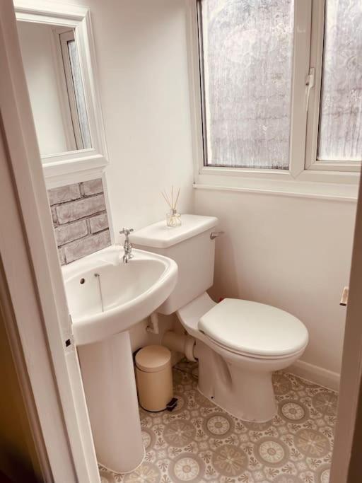 Stylish & Spacious 2 Storey, 3 Bed Apartment Gravesend Kültér fotó